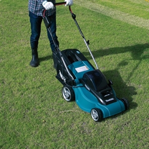 Makita DLM380Z Akku Rasenmäher beim Mähen